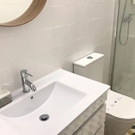 Low Cost Parking - Private Garden - Almada 392 Apartment *